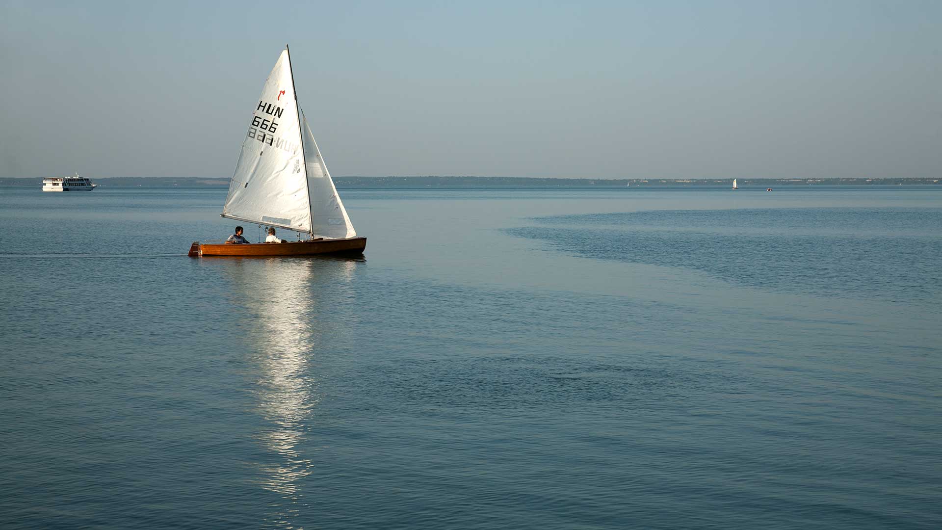 Közvetlen vízparti ingatlan, Balatonvilágoson eladó