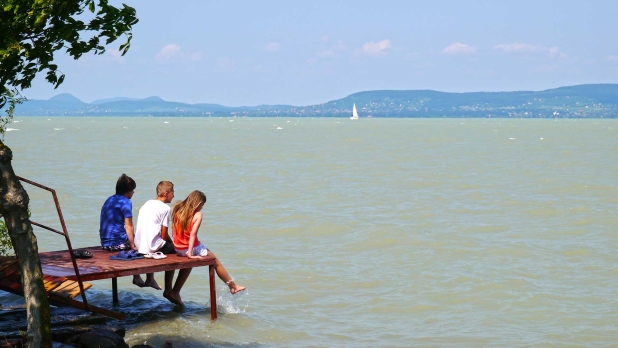 Közvetlen vízparti nyaraló a Balaton déli partján eladó
